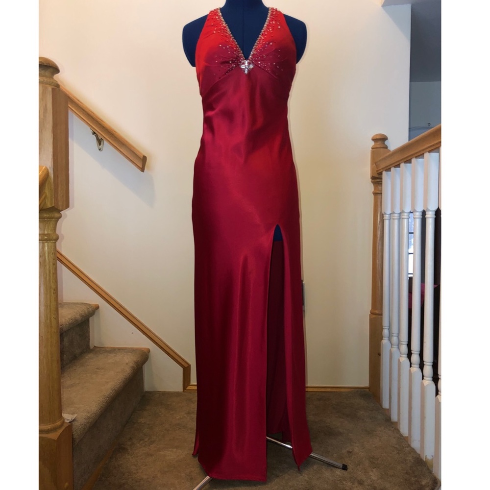 Stunning red prom dress!